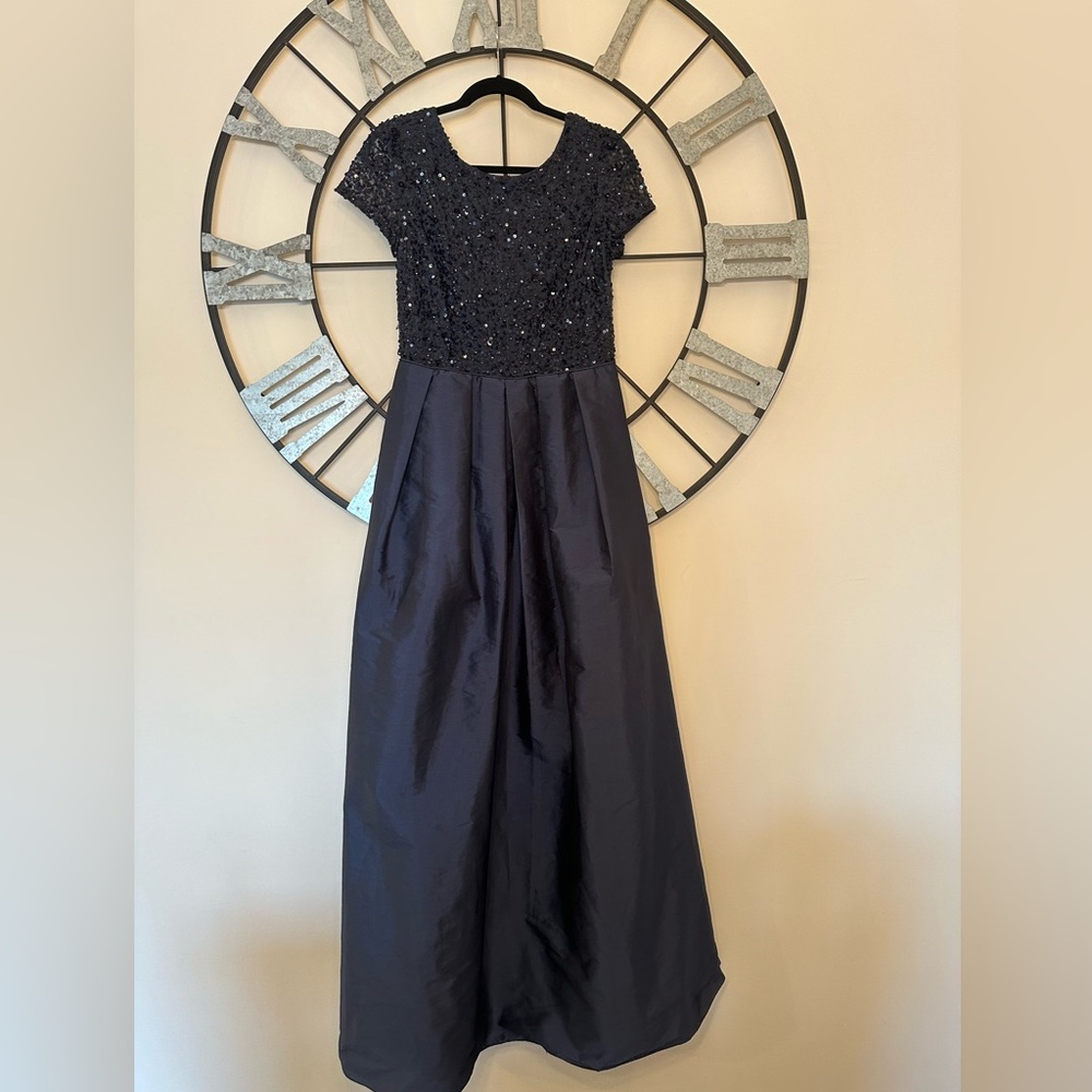 Adrianna Papell Women's Beaded Bodice Dress with Taffeta Gown. Navy. Size 8.
